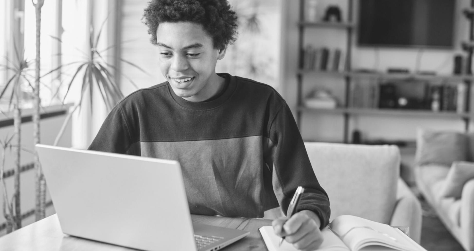 Professionelles Team bei der Besprechung von Finanzstrategien