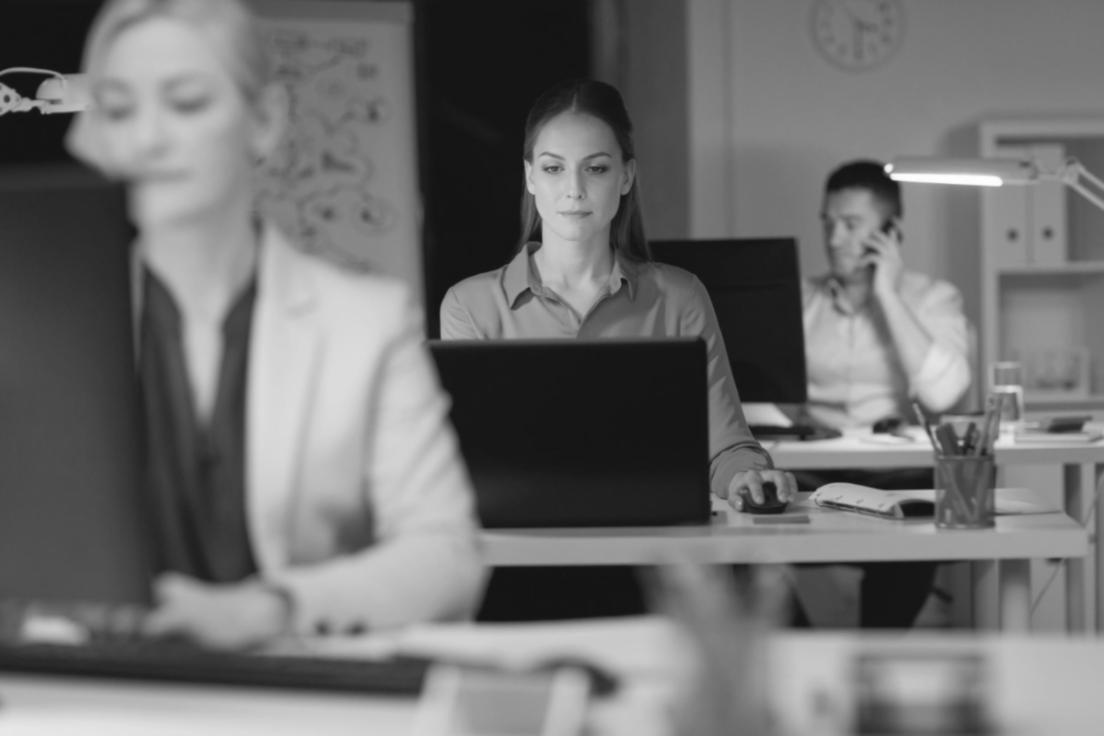 Modernes Büro mit natürlichem Licht und strukturierter Arbeitsumgebung