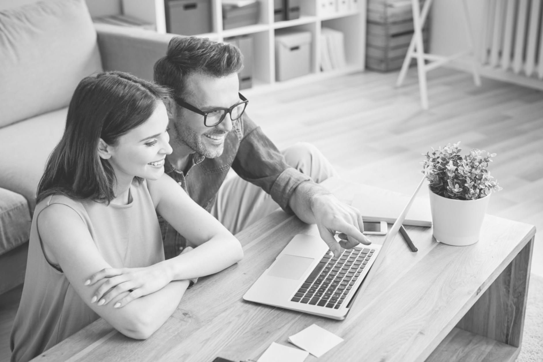 Teilnehmer beim gemeinsamen Lernen und Austausch über saisonale Finanzstrategien